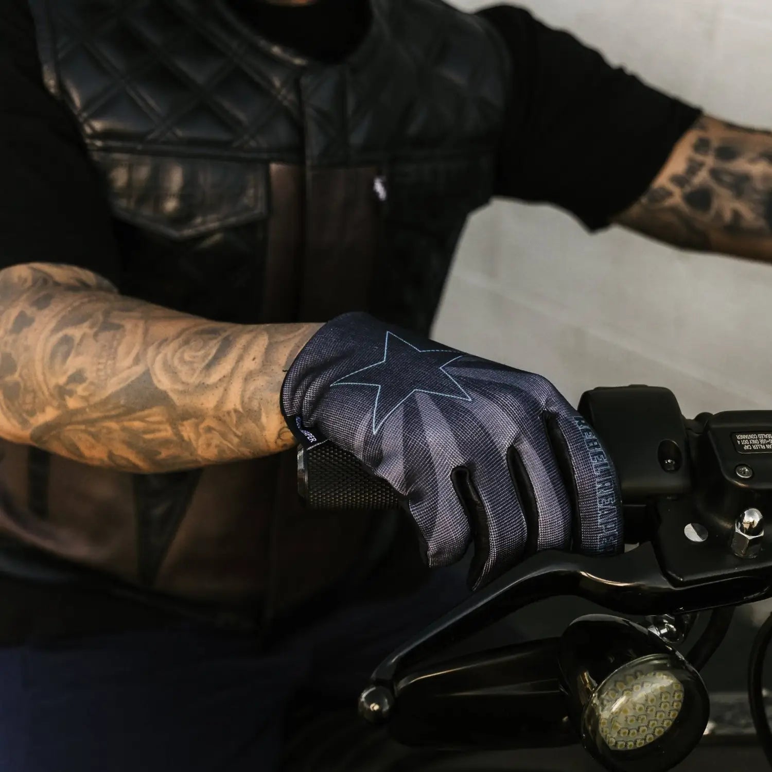 Motorcycle glove with star design featuring Midnight Arizona Flag Moto style and heavy-duty tank magnets