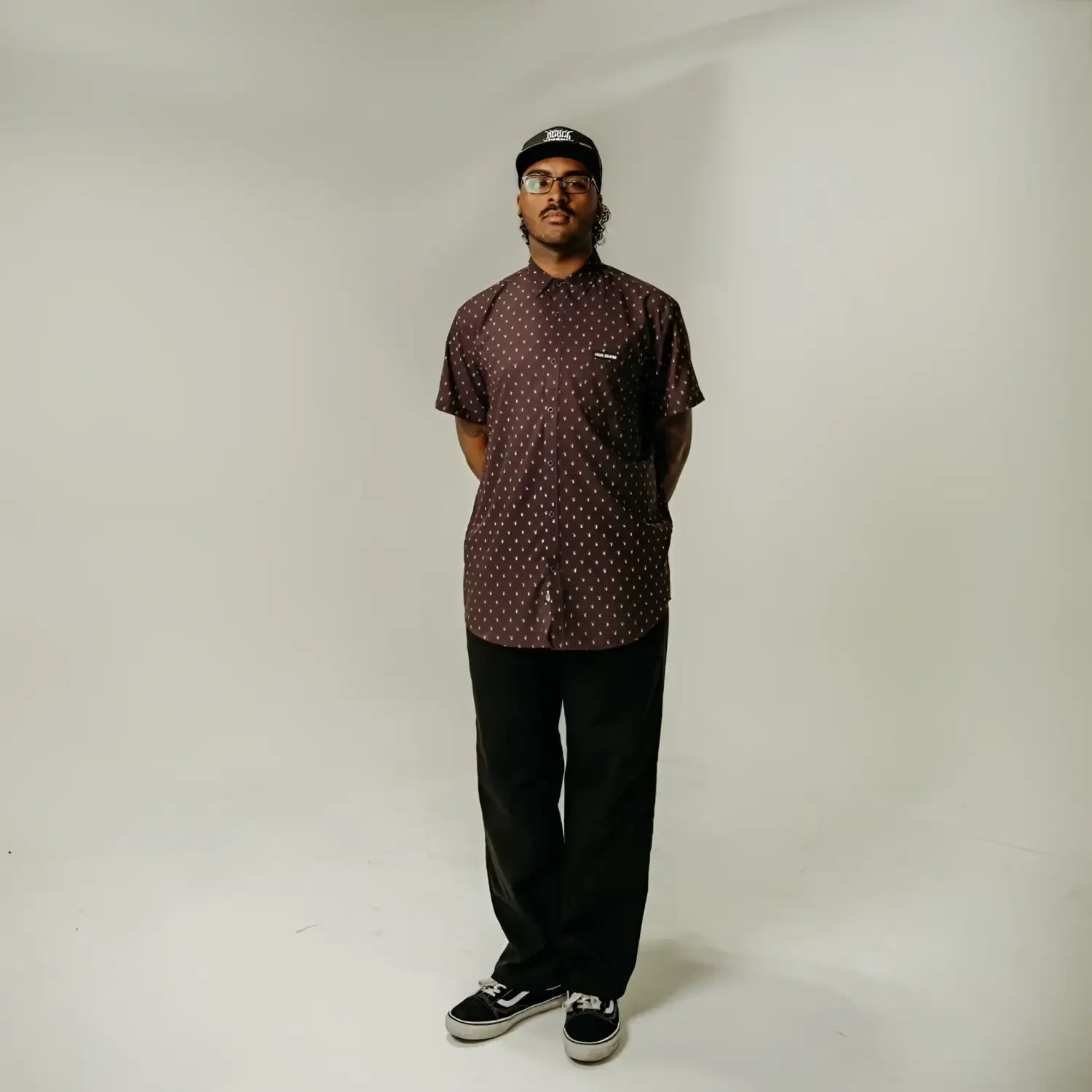 Man in patterned shirt with midnight metal hands, featuring hidden collar buttons and wrinkle-resistant fabric