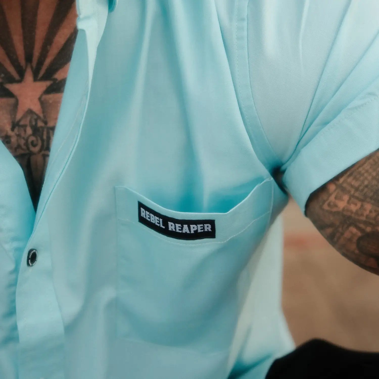 Light blue bamboo short sleeve shirt with pocket and hidden collar buttons in wrinkle-resistant fabric